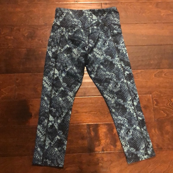 NWOT Snake Skin Print Cropped Yoga Pants - Picture 6 of 7